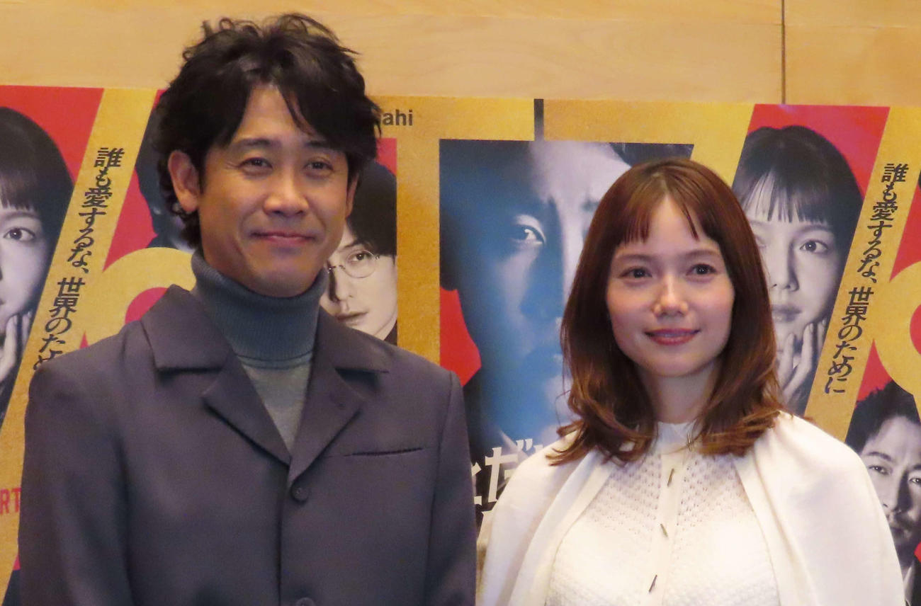 テレビ朝日系「ちょっとだけエスパー」の囲み取材会に出席した大泉洋（左）、宮﨑あおい