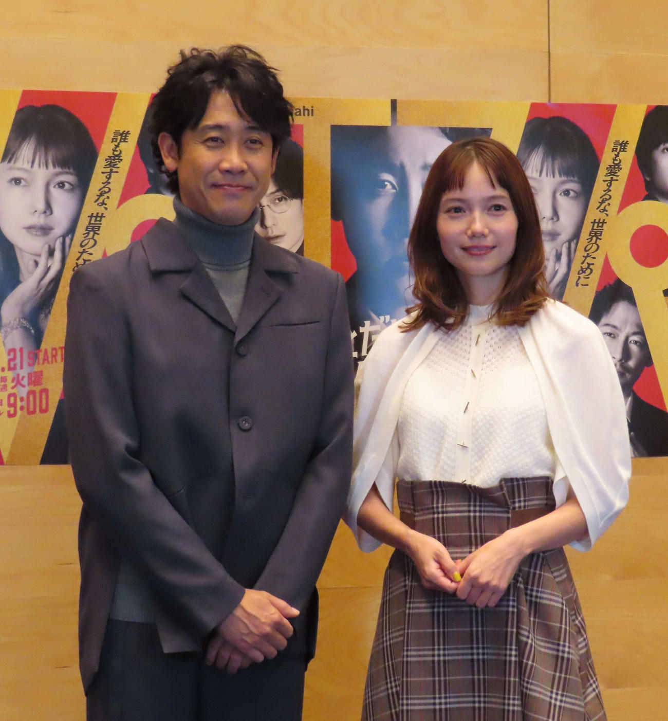 テレビ朝日系「ちょっとだけエスパー」の囲み取材会に出席した大泉洋（左）、宮﨑あおい