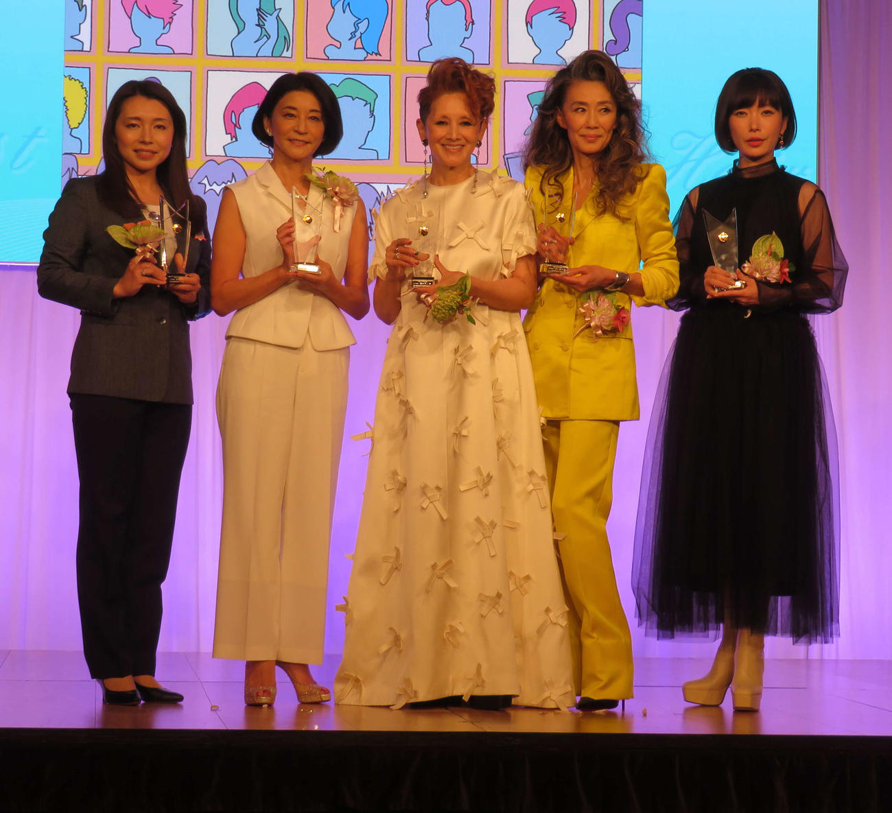 「ベスト・ヘア2025」に選ばれた、左から本橋麻里、高嶋ちさ子、夏木マリ、萬田久子、川上未映子さん