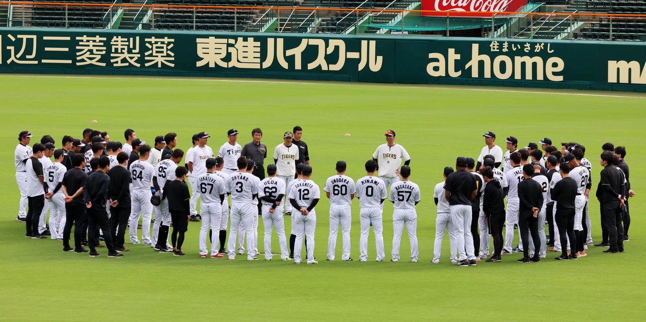 練習開始前のミーティングでナインを前に話をする阪神藤川監督（撮影・加藤哉）