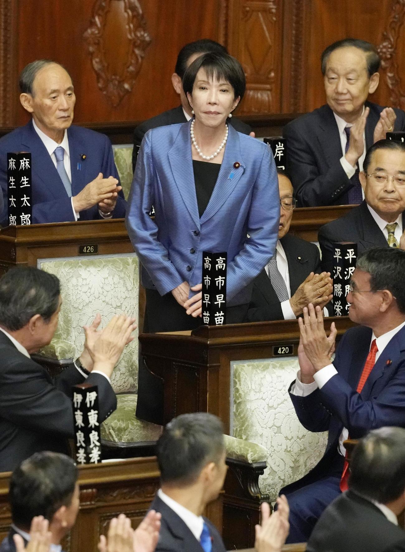 衆院本会議で第104代首相に指名され、起立する自民党の高市早苗総裁。憲政史上初となる女性首相が誕生した＝21日午後1時47分（共同）