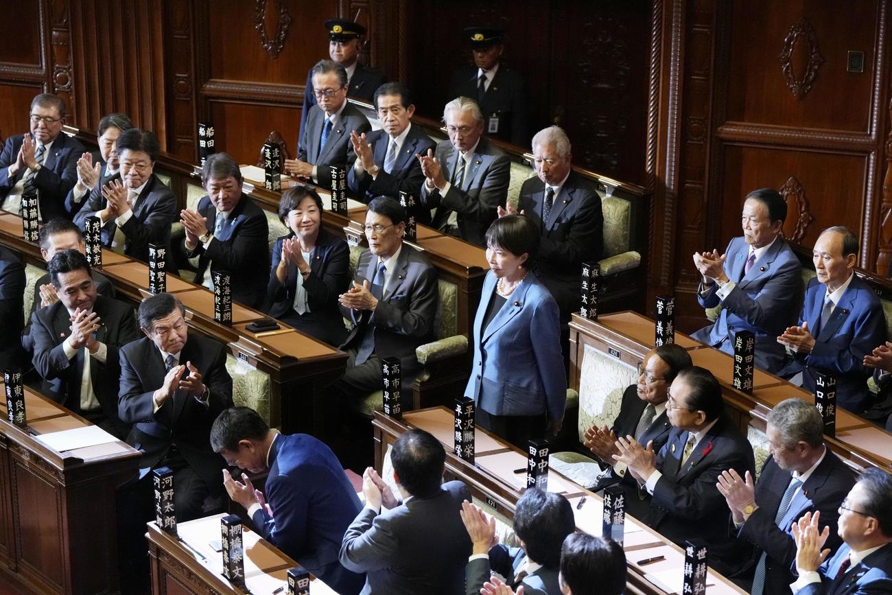 衆院本会議で第104代首相に指名され、起立する自民党の高市早苗総裁＝21日午後1時48分（共同）
