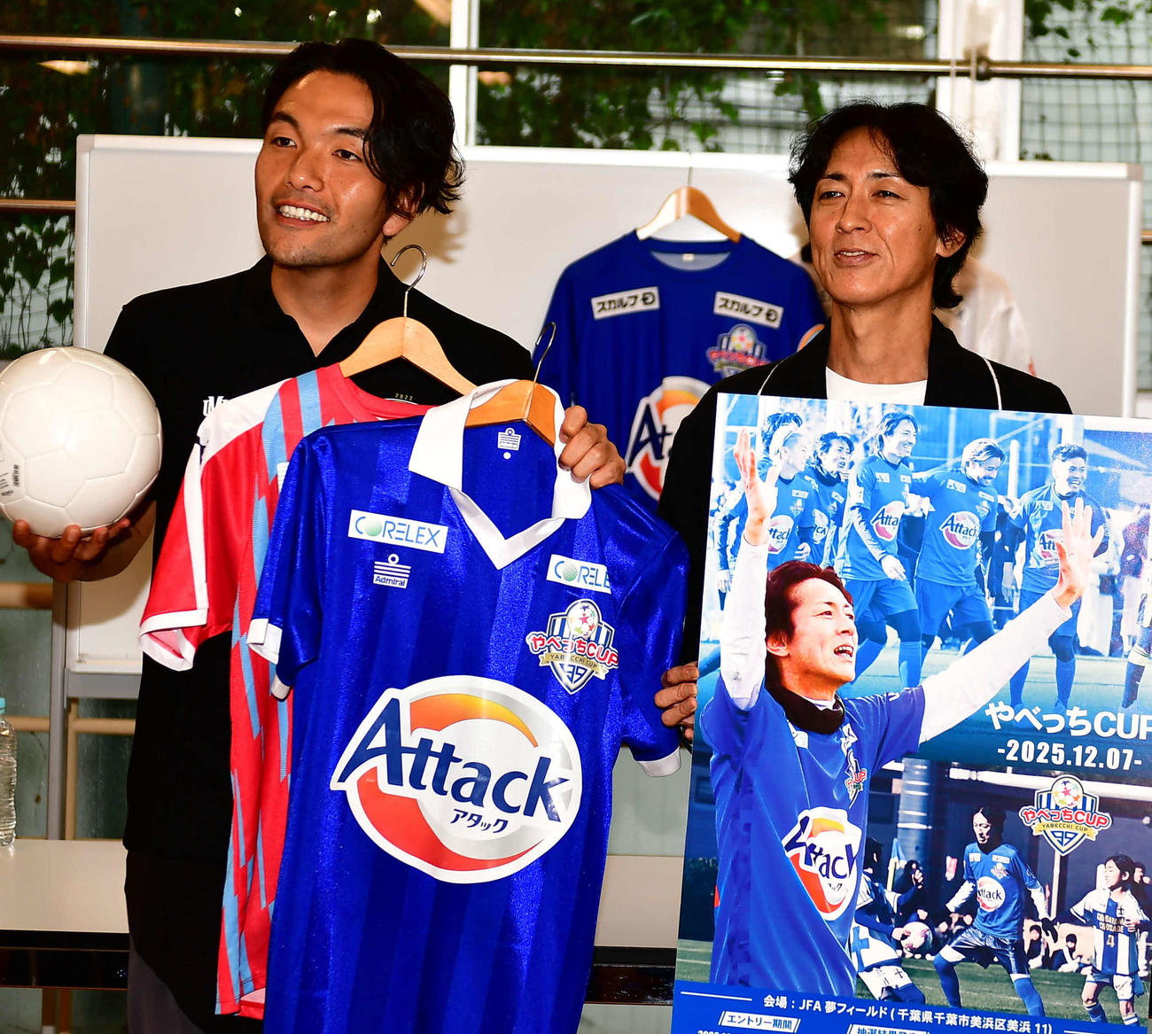 子ども向けサッカー大会「やべっちCUP 2025」へ向けた思いを語ったナインティナイン矢部浩之（右）と見取り図の盛山晋太郎（撮影・松尾幸之介）
