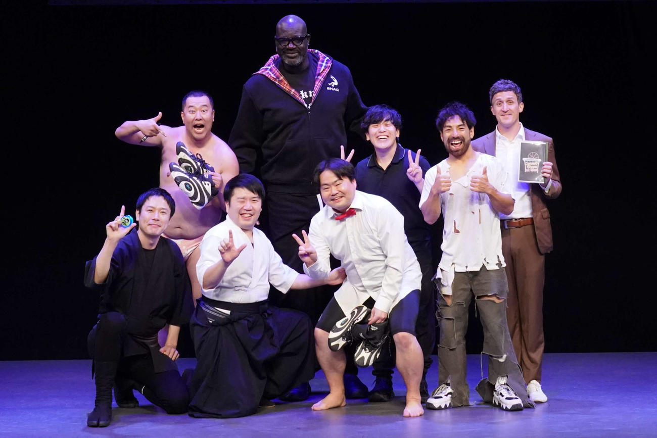 吉本興業の新劇場「YOSHIMOTO ROPPONGIシアター」を訪れたシャキール・オニール氏（中央）ら（（C）吉本興業）