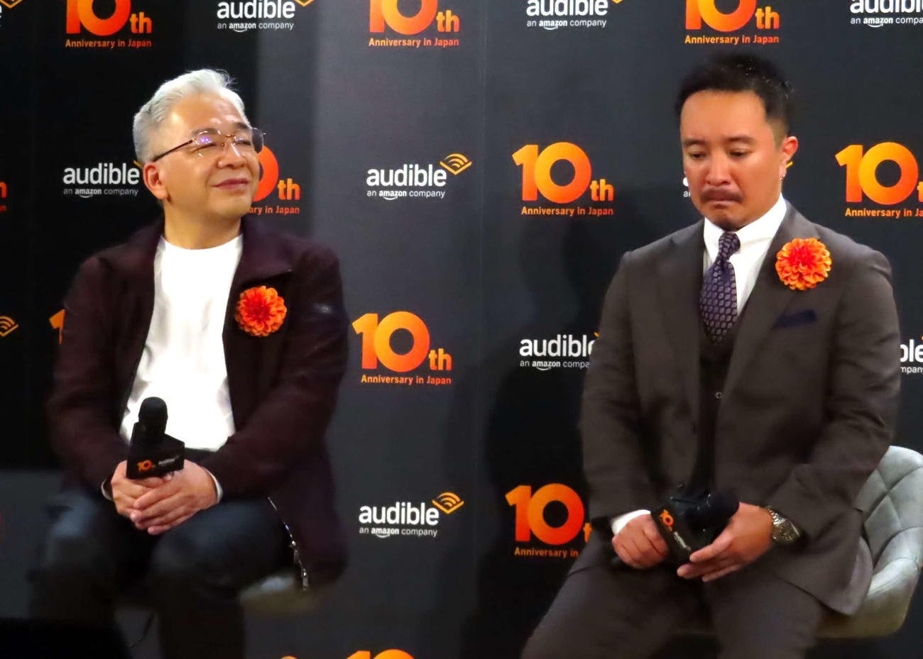 Amazon Audible日本10周年記念プレス発表会に出席した中山七里氏（左）と濱田岳