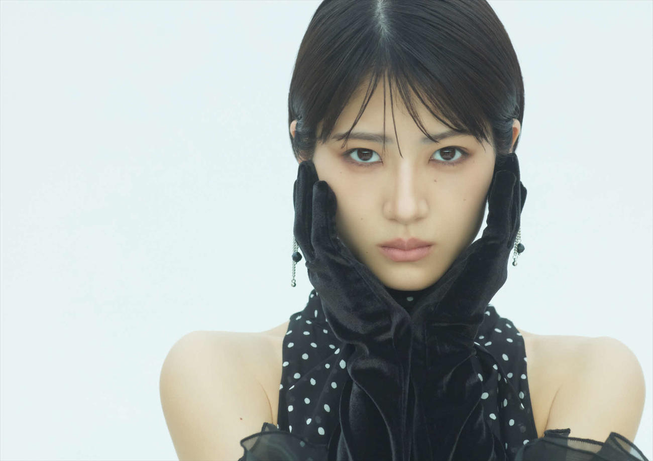 若月佑美2026年カレンダーのカバーフォト（C）2025 Zest，Inc．