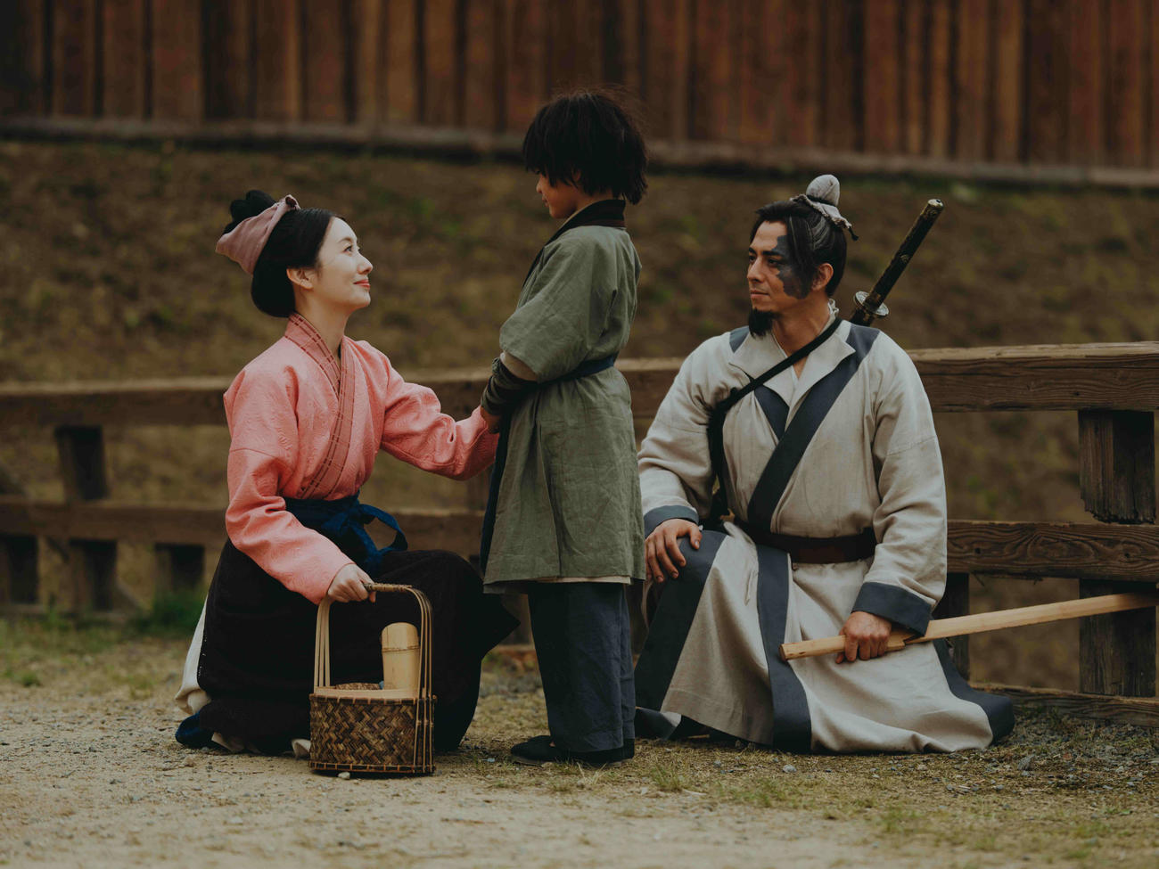 WOWOWの連続ドラマ「北方謙三　水滸伝」に出演する、左から波瑠、岩川晴、満島真之介（C）北方謙三／集英社（C）2026WOWOW