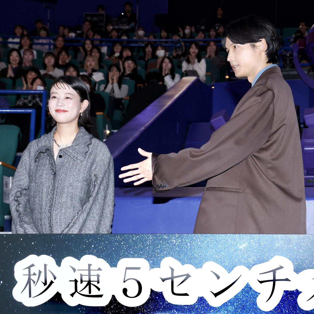 フォトセッションを終え移動する高畑充希（左）と松村北斗（撮影・河田真司）