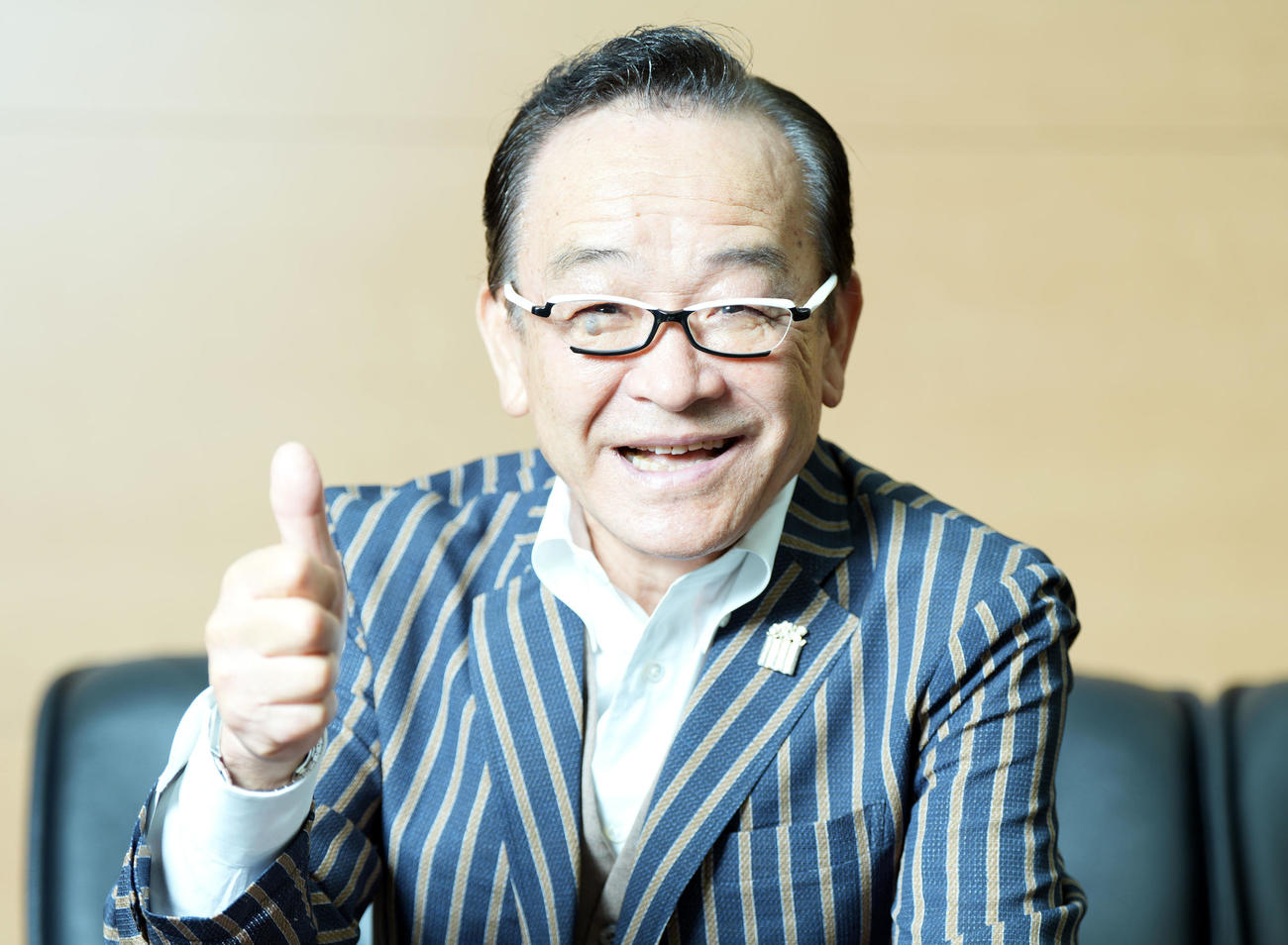 新曲「どうかしてるね」をリリース。「みなさん、ぜひ聴いてください」と笑顔でポーズを決める湯原昌幸（撮影・たえ見朱実）