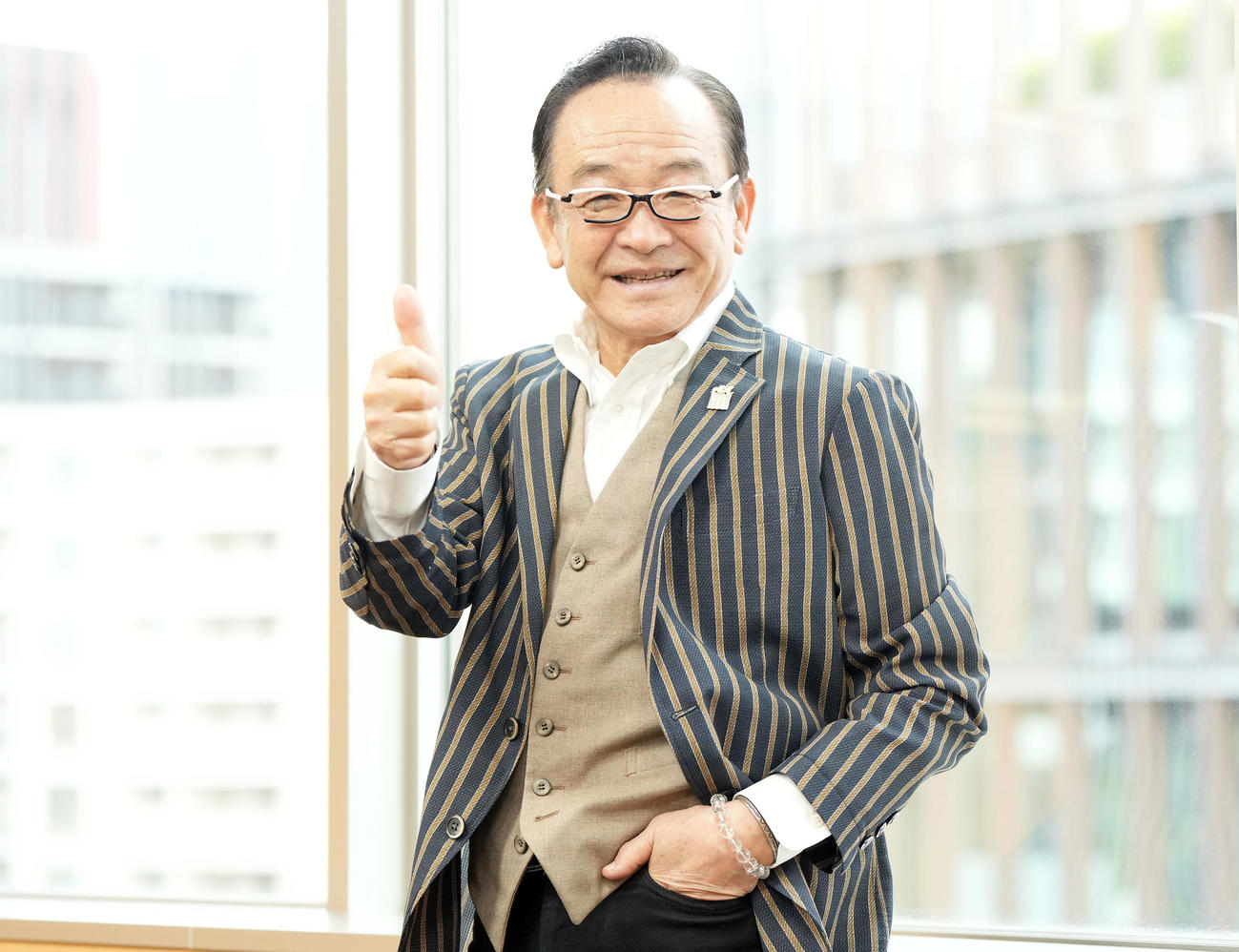 新曲「どうかしてるね」をリリース。「みなさん、ぜひ聴いてください」と笑顔でポーズを決める湯原昌幸（撮影・たえ見朱実）