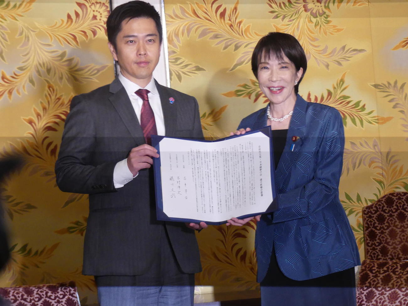 2025年10月20日、連立政権樹立へ、調印した合意書を披露する日本維新の会の吉村洋文代表（左）と自民党の高市早苗総裁
