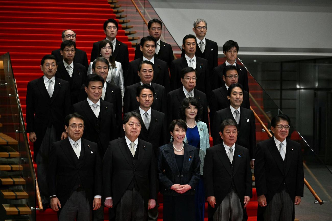 初の閣議を終え、写真撮影する高市早苗首相（前列中央）と閣僚ら（ロイター）