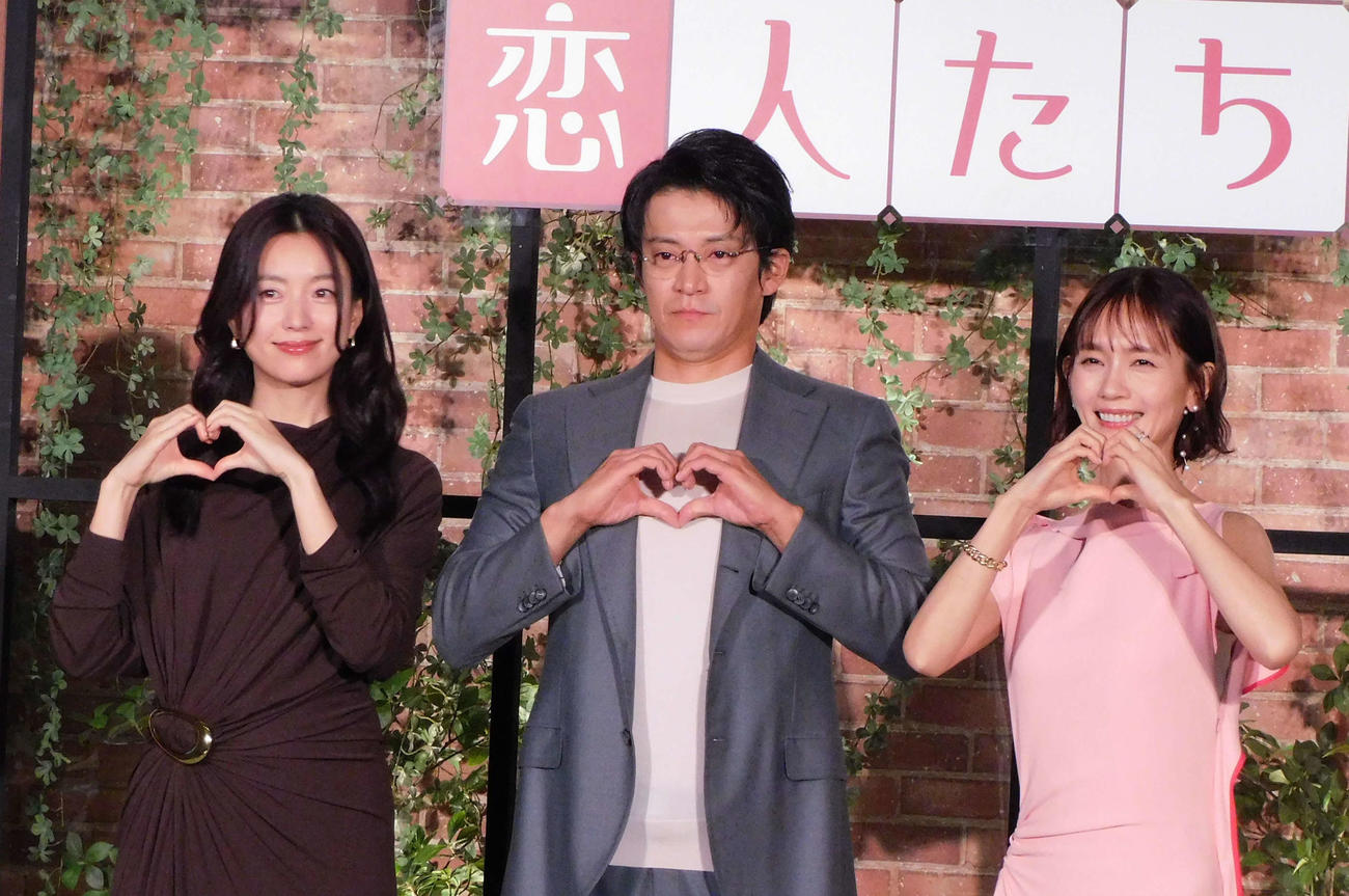 ファンミーティングに登場した左から、ハン・ヒョジュ、小栗旬、中村ゆり（撮影・寺本吏輝）