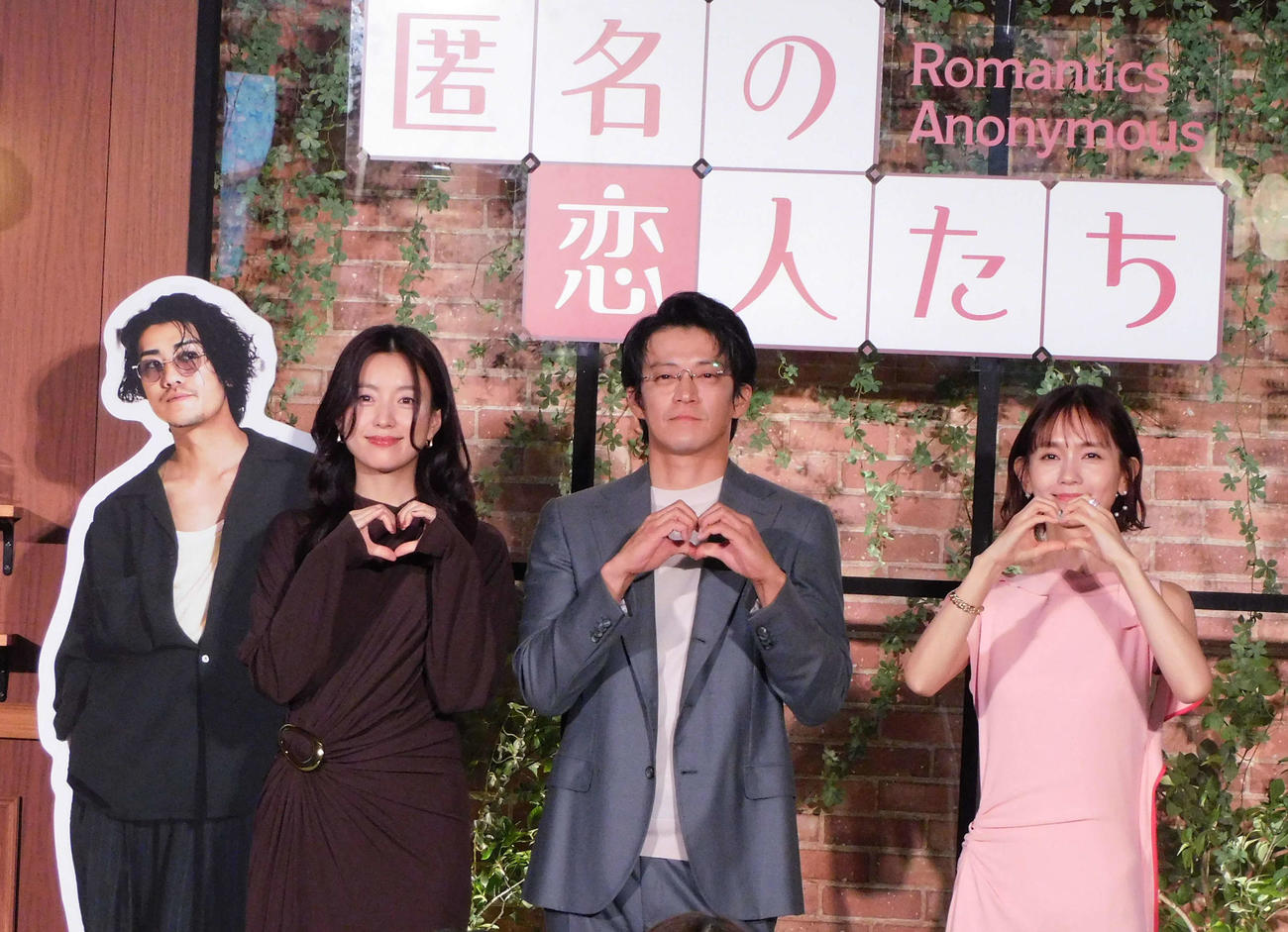 ファンミーティングに登場した左から、ハン・ヒョジュ、小栗旬、中村ゆり（撮影・寺本吏輝）