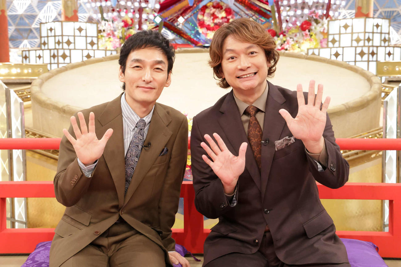 「大相撲フードバトル～2025冬の陣～」に出演する草彅剛（左）と香取慎吾（右）（C）フジテレビ