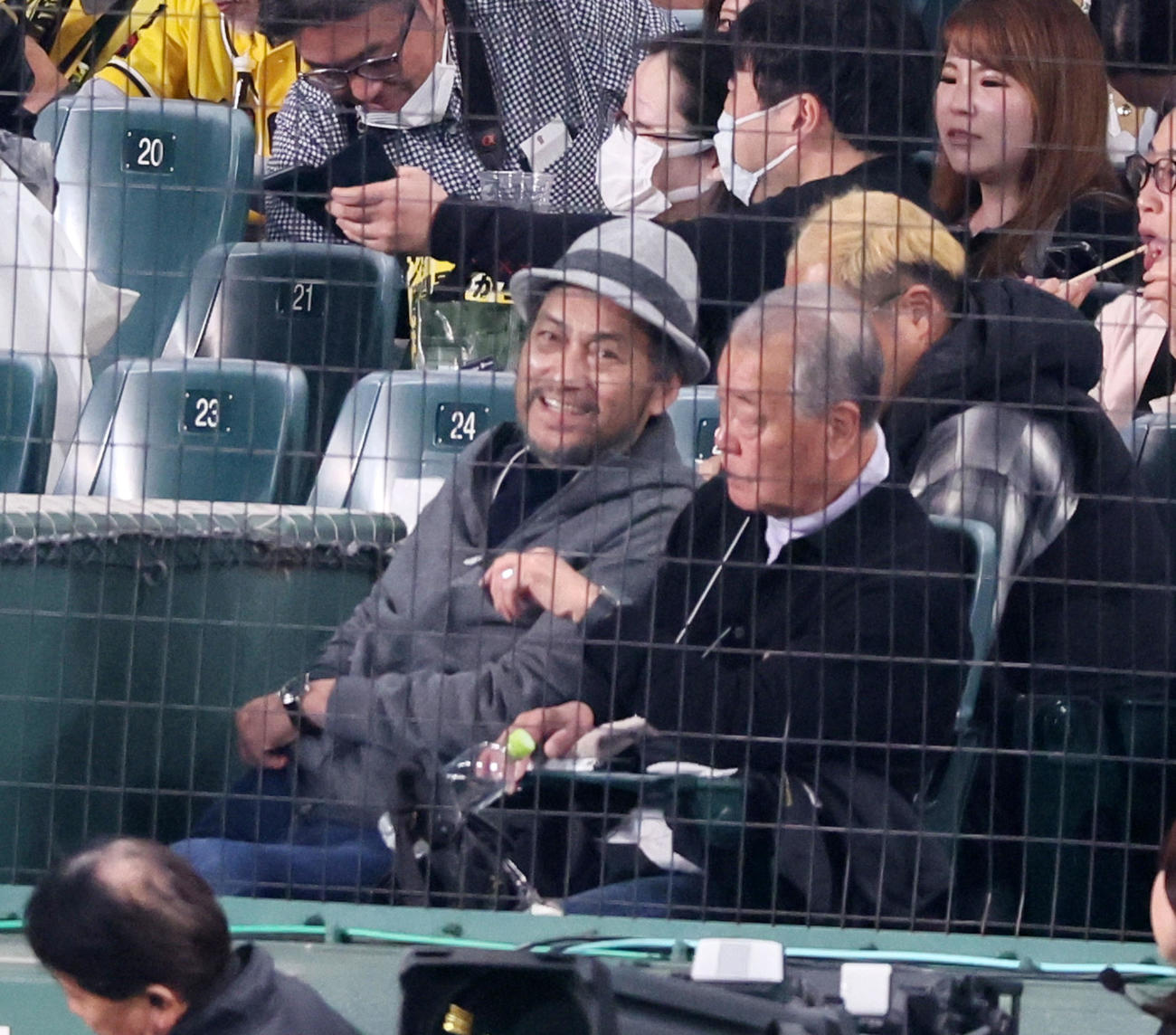 観戦する俳優の渡辺謙。右は福本豊氏（2023年11月2日撮影）