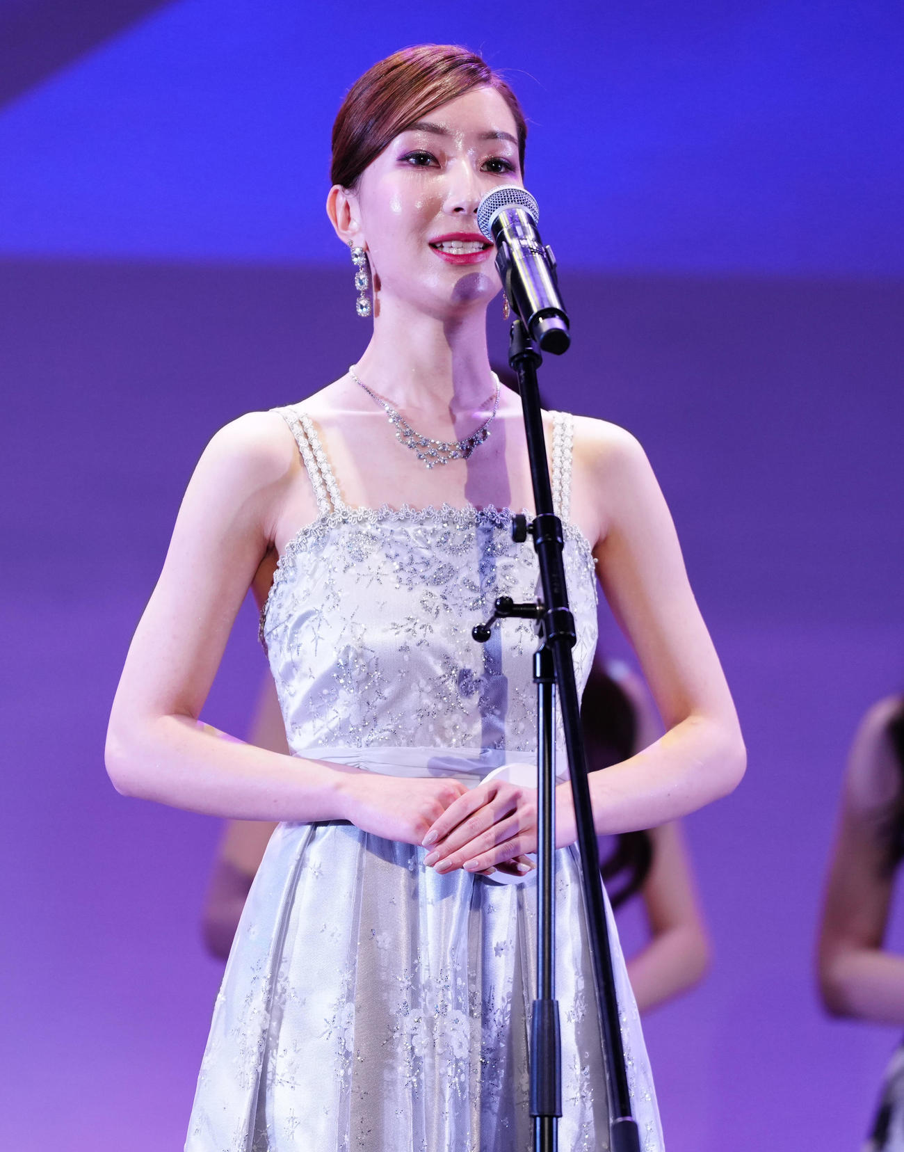 「ミス・ワールド・ジャパン2025」自己PRする岡崎瞳子さん（撮影・鈴木みどり）