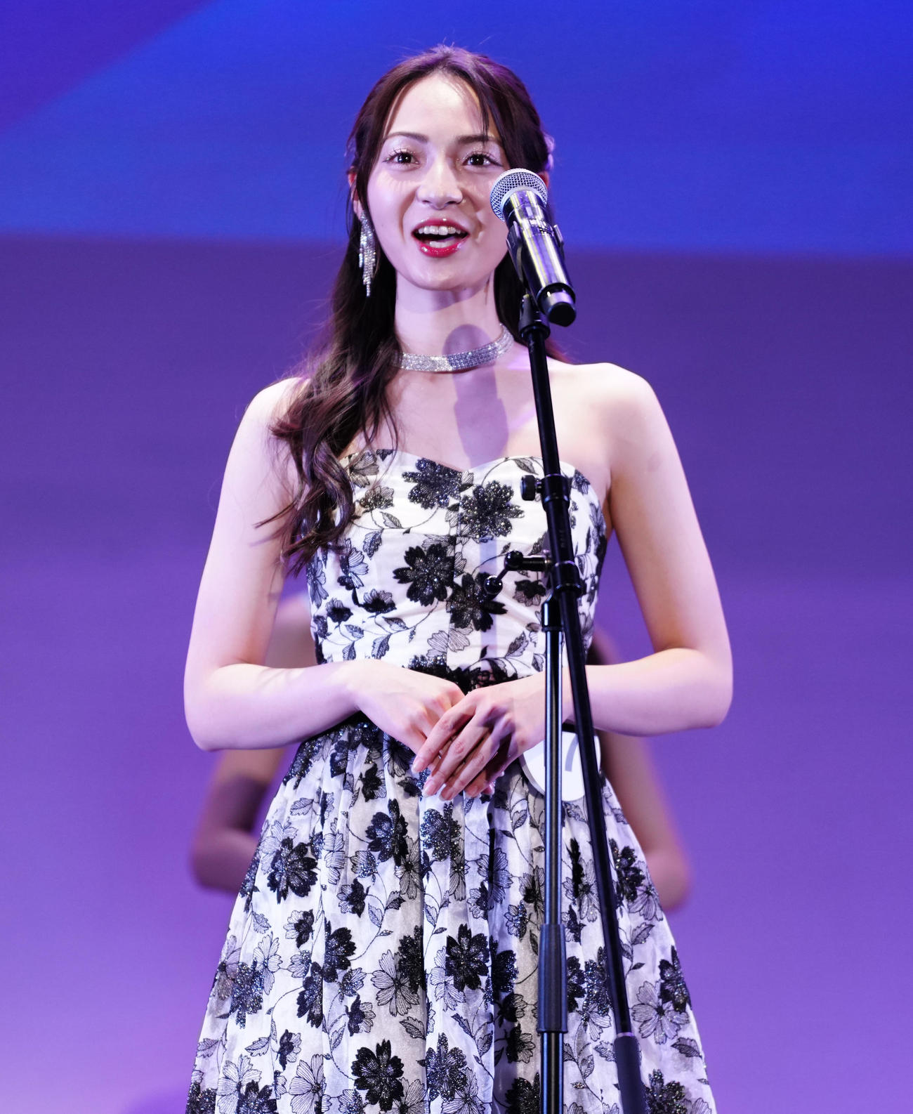 「ミス・ワールド・ジャパン2025」自己PRする西田采央さん（撮影・鈴木みどり）