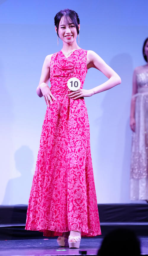 「ミス・ワールド・ジャパン2025」ポーズを取る寺井優奈さん(撮影・鈴木みどり)