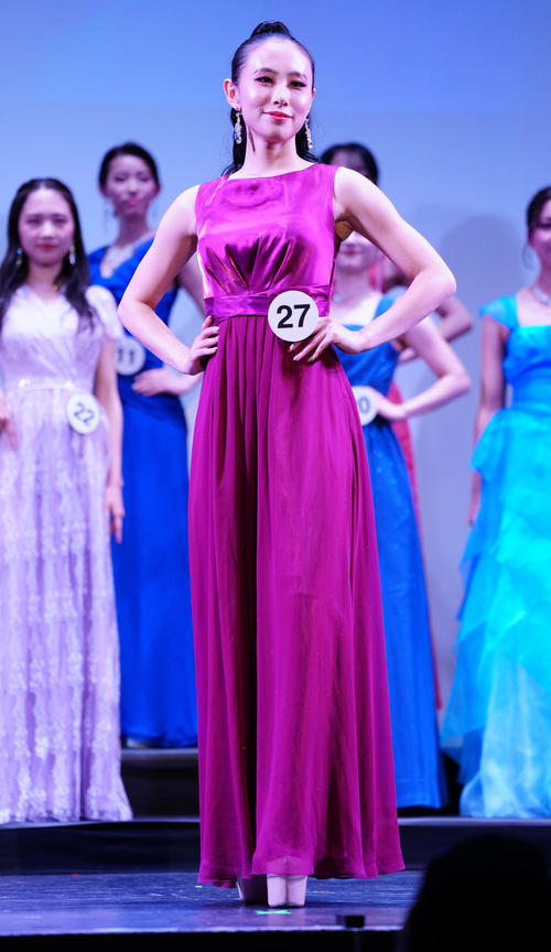 「ミス・ワールド・ジャパン2025」ポーズを取る悠立彩乃さん(撮影・鈴木みどり)