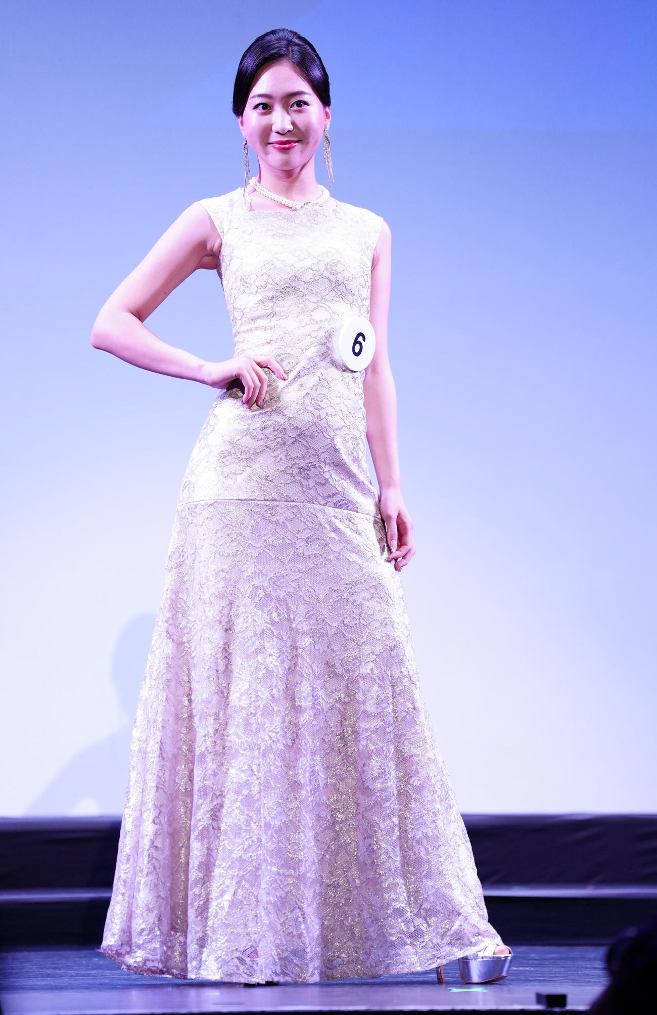 「ミス・ワールド・ジャパン2025」ポーズを取る奥村花さん（撮影・鈴木みどり）