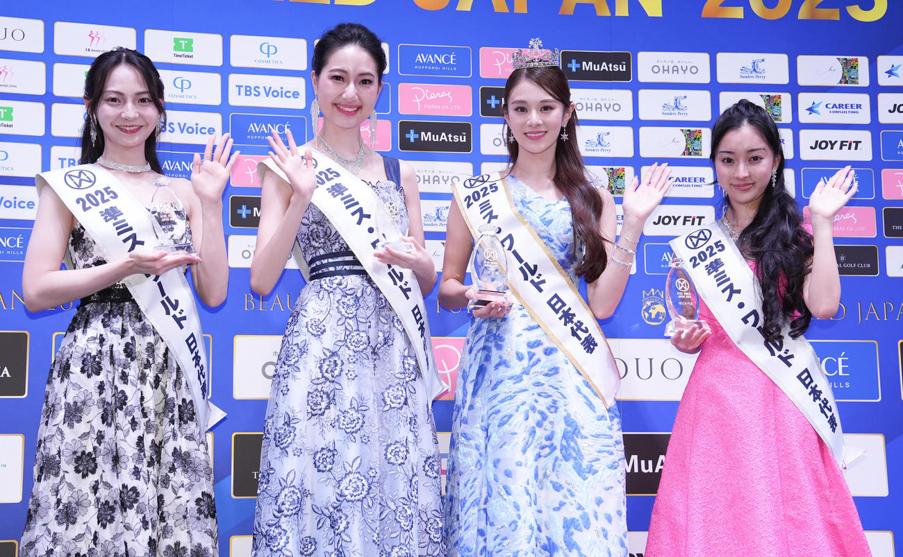 ミス・ワールド2025日本代表に選ばれ、フォトセッションで笑顔の川名祐衣さん（左から3人目）と準ミス・ワールド2025日本代表の、左から西田采央さん、田中香穂さん、1人おいてLaraさん（撮影・鈴木みどり）