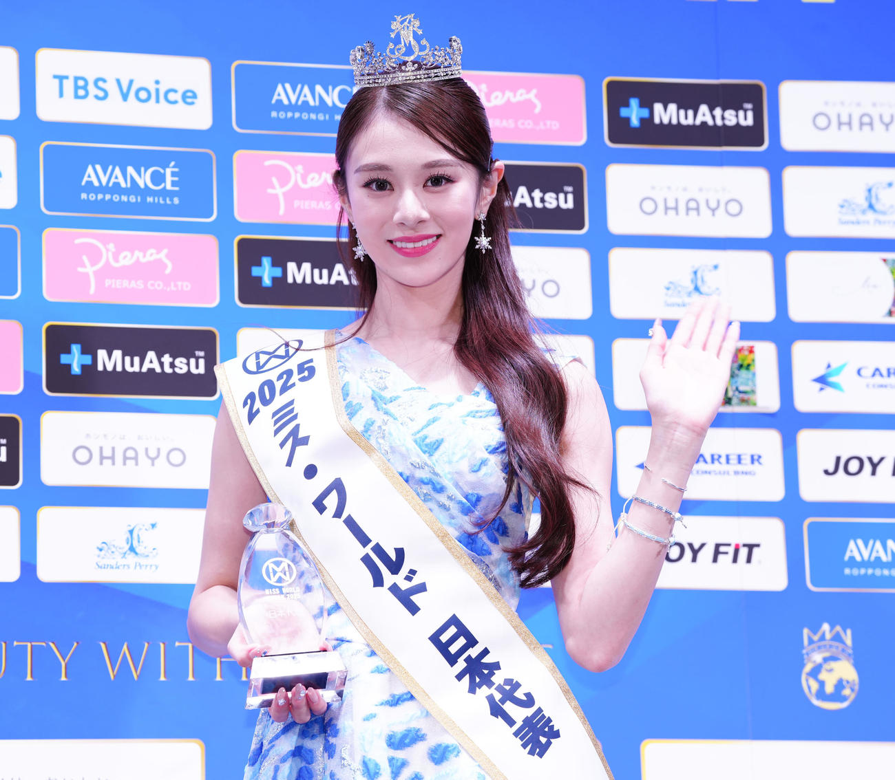 ミス・ワールド2025日本代表に選ばれ、フォトセッションで笑顔の川名祐衣さん（撮影・鈴木みどり）
