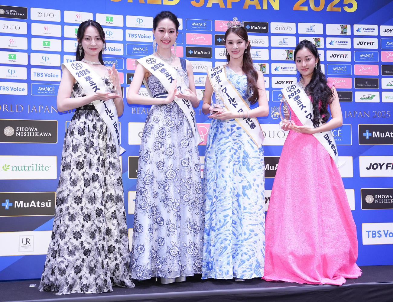 ミス・ワールド2025日本代表に選ばれ、フォトセッションで笑顔の川名祐衣さん（左から3人目）と準ミス・ワールド2025日本代表の、左から西田采央さん、田中香穂さん、1人おいてLaraさん（撮影・鈴木みどり）