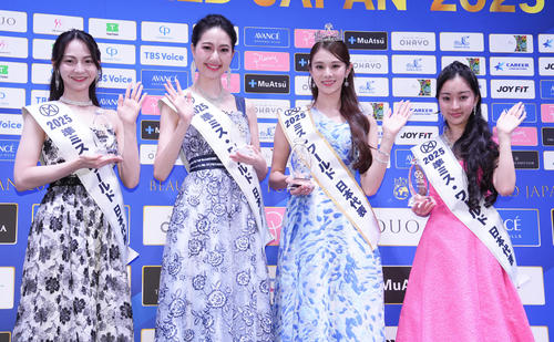 ミス・ワールド2025日本代表に選ばれ、フォトセッションで笑顔の川名祐衣さん（左から3人目）と準ミス・ワールド2025日本代表の、左から西田采央さん、田中香穂さん、1人おいてLaraさん（撮影・鈴木みどり）