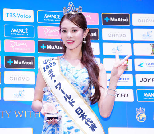 ミス・ワールド2025日本代表に選ばれ、フォトセッションで笑顔の川名祐衣さん（撮影・鈴木みどり）