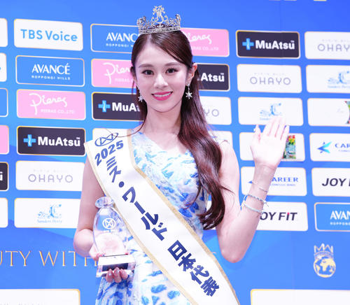 ミス・ワールド2025日本代表に選ばれ、フォトセッションで笑顔の川名祐衣さん（撮影・鈴木みどり）