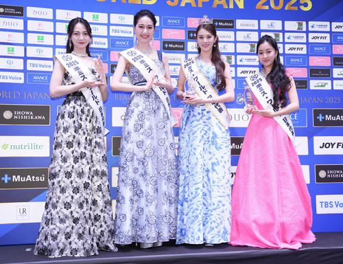 ミス・ワールド2025日本代表に選ばれ、フォトセッションで笑顔の川名祐衣さん（左から3人目）と準ミス・ワールド2025日本代表の、左から西田采央さん、田中香穂さん、1人おいてLaraさん（撮影・鈴木みどり）