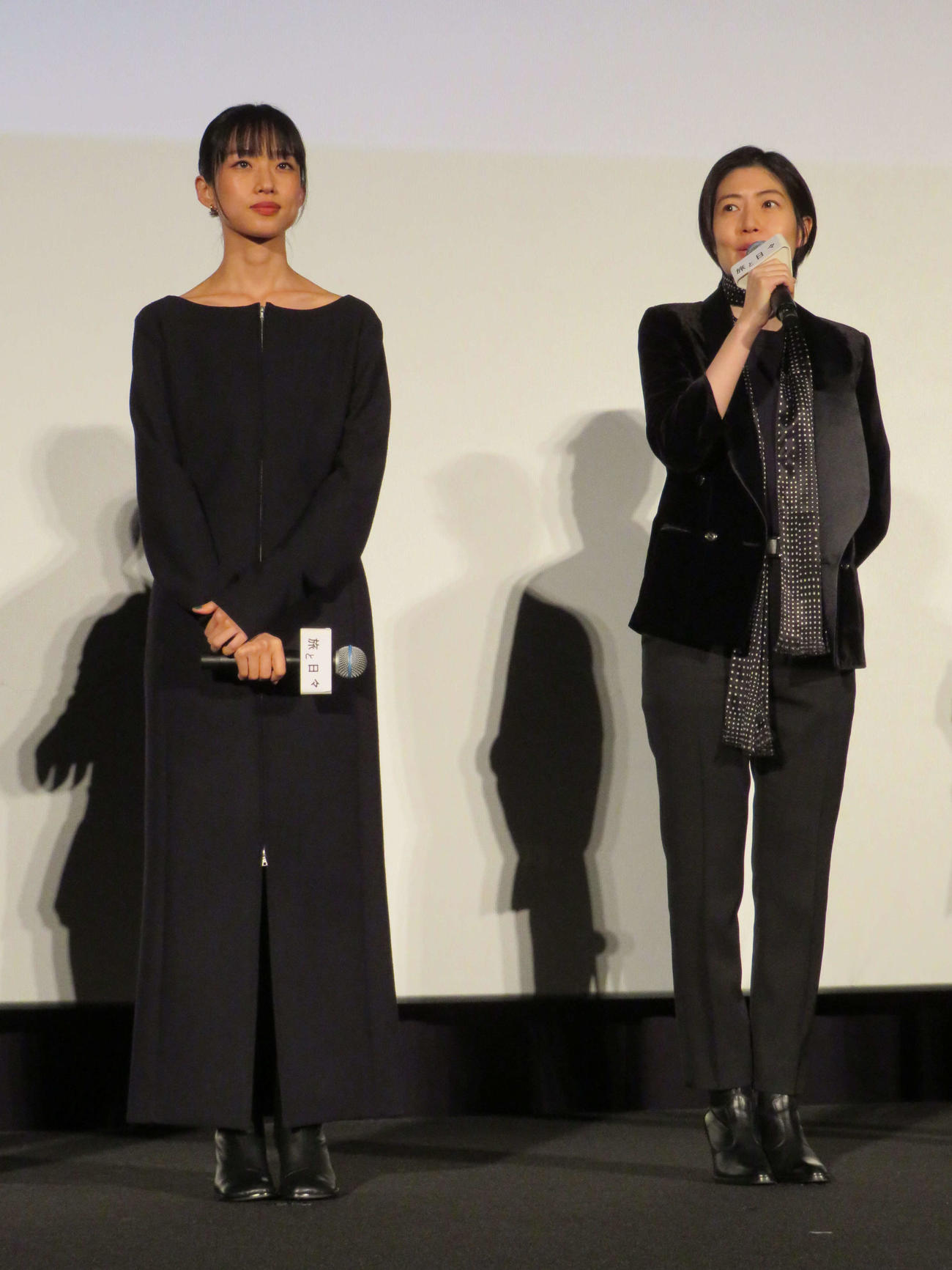 映画「旅と日々」ジャパンプレミアに登壇した河合優実（左）とシム・ウンギョン（撮影・村上幸将）