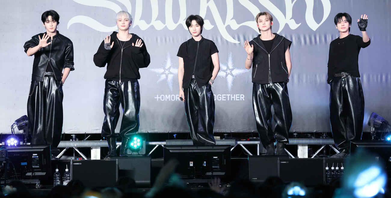 3rdアルバム発売記念イベントを行ったTOMORROW X TOGETHER。左からSOOBIN、HUENINGKAI、BEOMGYU、YEONJUN、TAEHYUN（撮影・中島郁夫）