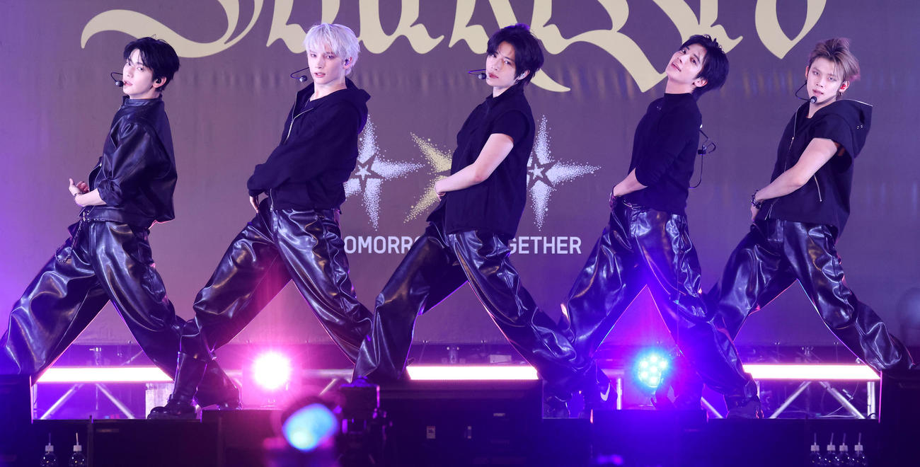 3rdアルバム発売記念イベントを行ったTOMORROW X TOGETHER。左からSOOBIN、HUENINGKAI、BEOMGYU、TAEHYUN、YEONJUN（撮影・中島郁夫）