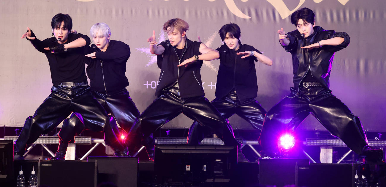 3rdアルバム発売記念イベントを行ったTOMORROW X TOGETHER。左からTAEHYUN、HUENINGKAI、YEONJUN、BEOMGYU、SOOBIN（撮影・中島郁夫）