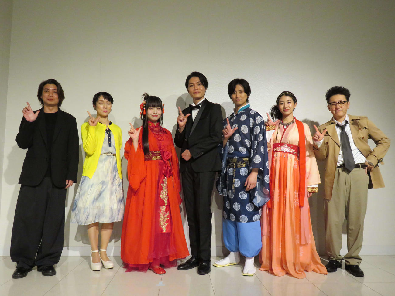 舞台「お客様に神様です　HOTEL【2】」囲み取材に出席した、左から荒木太朗氏氏、棚橋幸代、其原有沙、佐藤弘樹、正木郁、関根ささら、鈴木つかさ（撮影・村上幸将）
