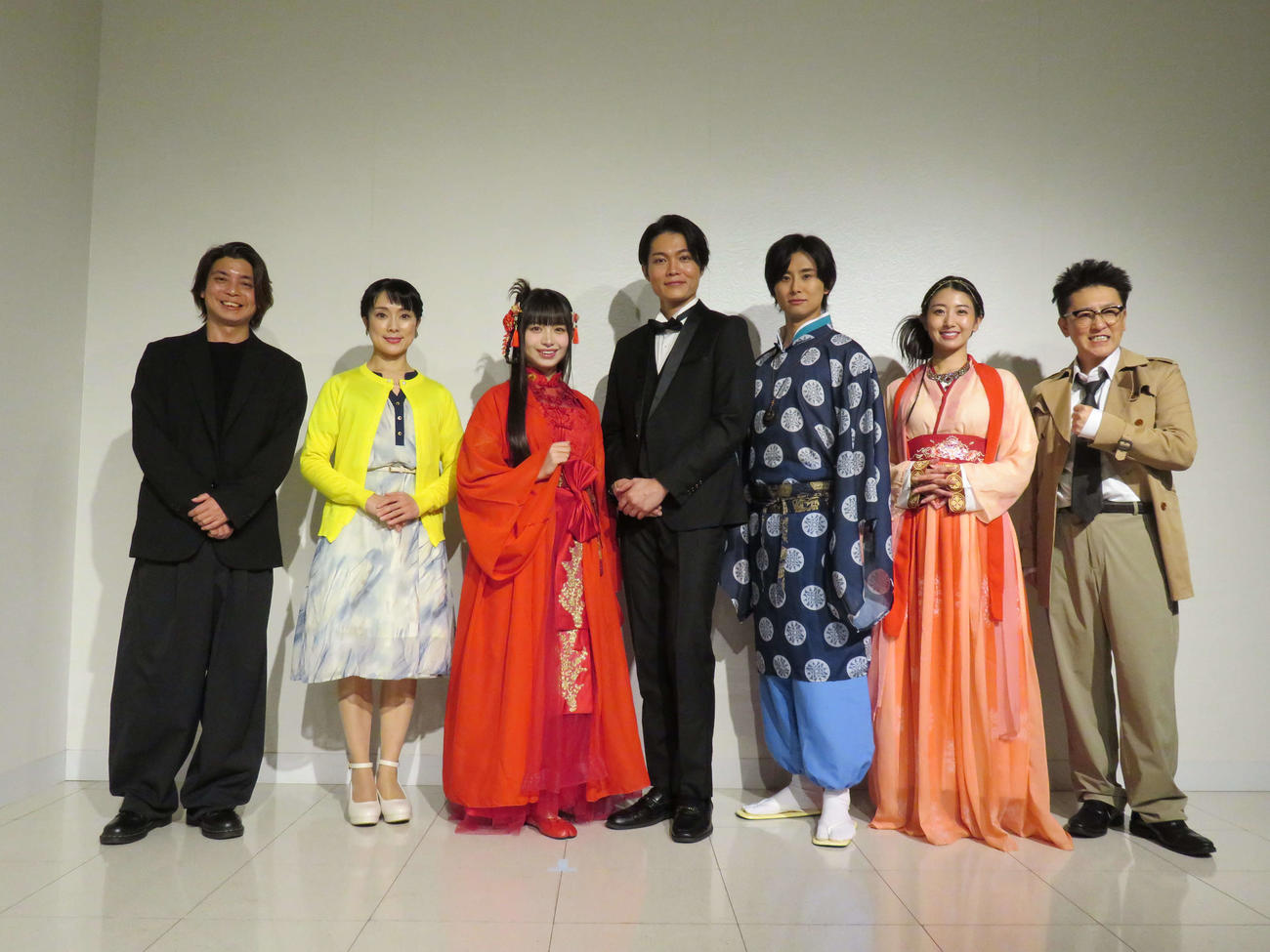 舞台「お客様に神様です　HOTEL【2】」囲み取材に出席した、左から荒木太朗氏氏、棚橋幸代、其原有沙、佐藤弘樹、正木郁、関根ささら、鈴木つかさ（撮影・村上幸将）
