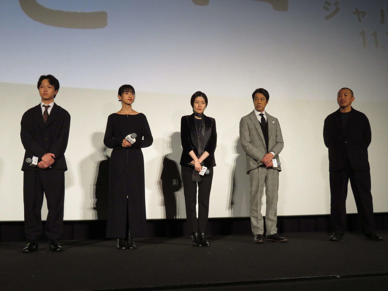 映画「旅と日々」ジャパンプレミアに登壇した、左から髙田万作、河合優実、シム・ウンギョン、堤真一、三宅唱監督（撮影・村上幸将）