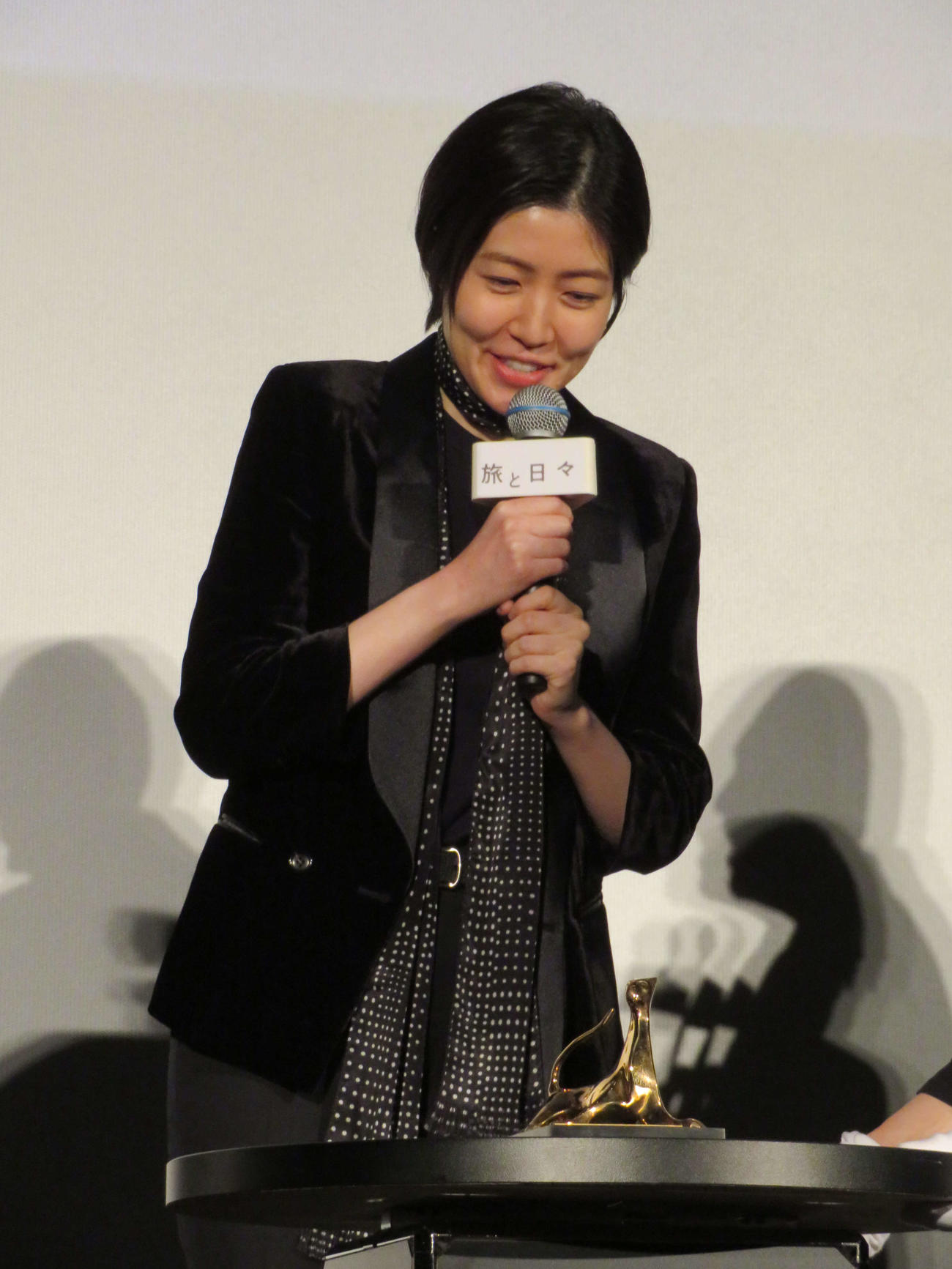 映画「旅と日々」ジャパンプレミアで、ロカルノ映画祭金豹賞のトロフィーを見つめるシム・ウンギョン（撮影・村上幸将）