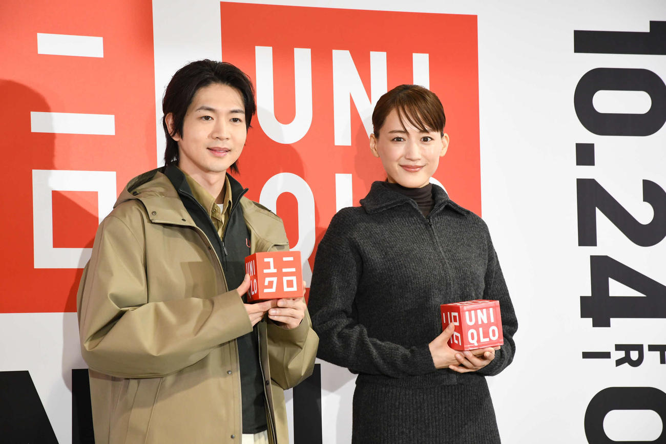 「UNIQLO UMEDA」記者説明会に登場した綾瀬はるか（右）と松下洸平（撮影・阪口孝志）