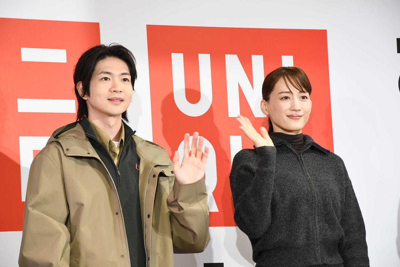 「UNIQLO UMEDA」記者説明会に登場した綾瀬はるか（右）と松下洸平（撮影・阪口孝志）