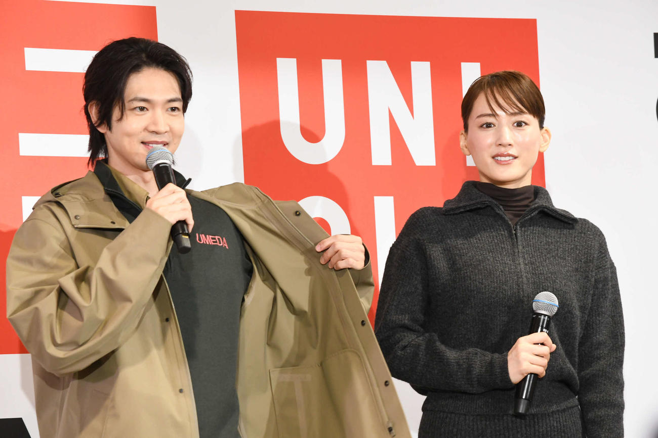 「UNIQLO UMEDA」記者説明会に登場した綾瀬はるか（右）と松下洸平（撮影・阪口孝志）