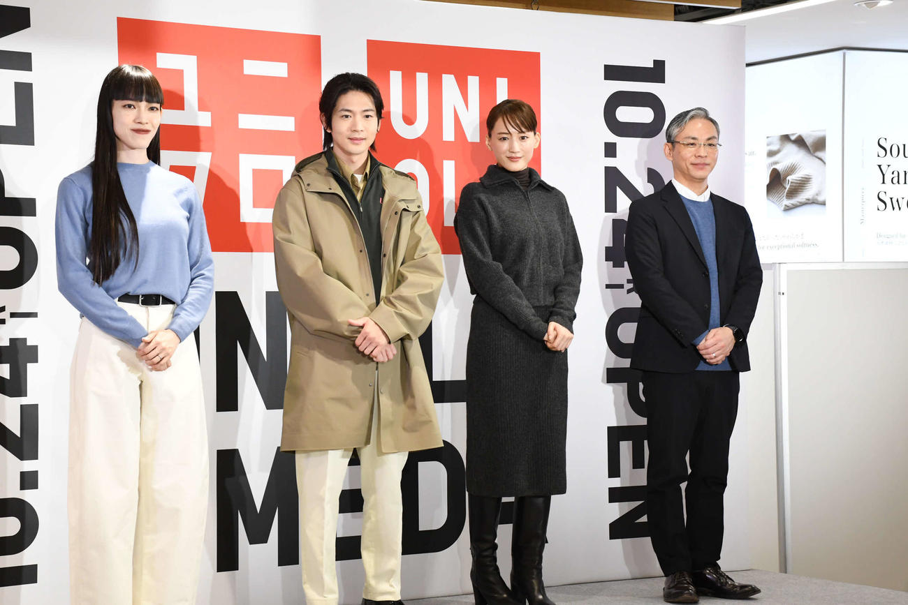 「UNIQLO UMEDA」記者説明会に登場した（左から）木村愛UNIQLO UMEDA店長、松下洸平、綾瀬はるか、清智彦ファーストリテイリンググループ執行役員（撮影・阪口孝志）