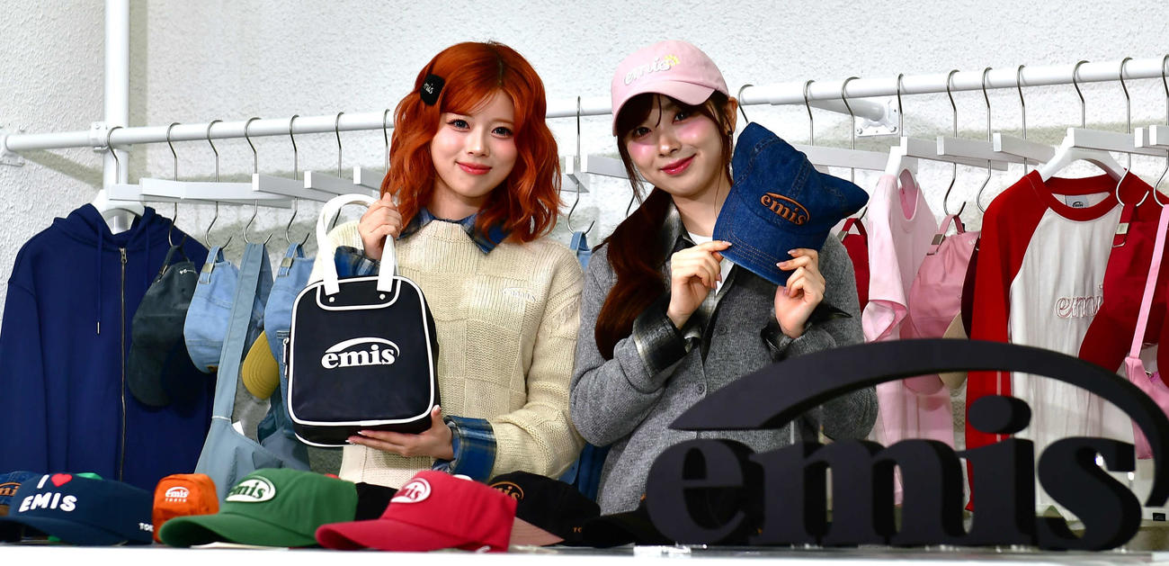 「EMIS」フラッグシップストアオープニングイベントに出席したNiziUのRIKU（左）とMIIHI（撮影・松尾幸之介）