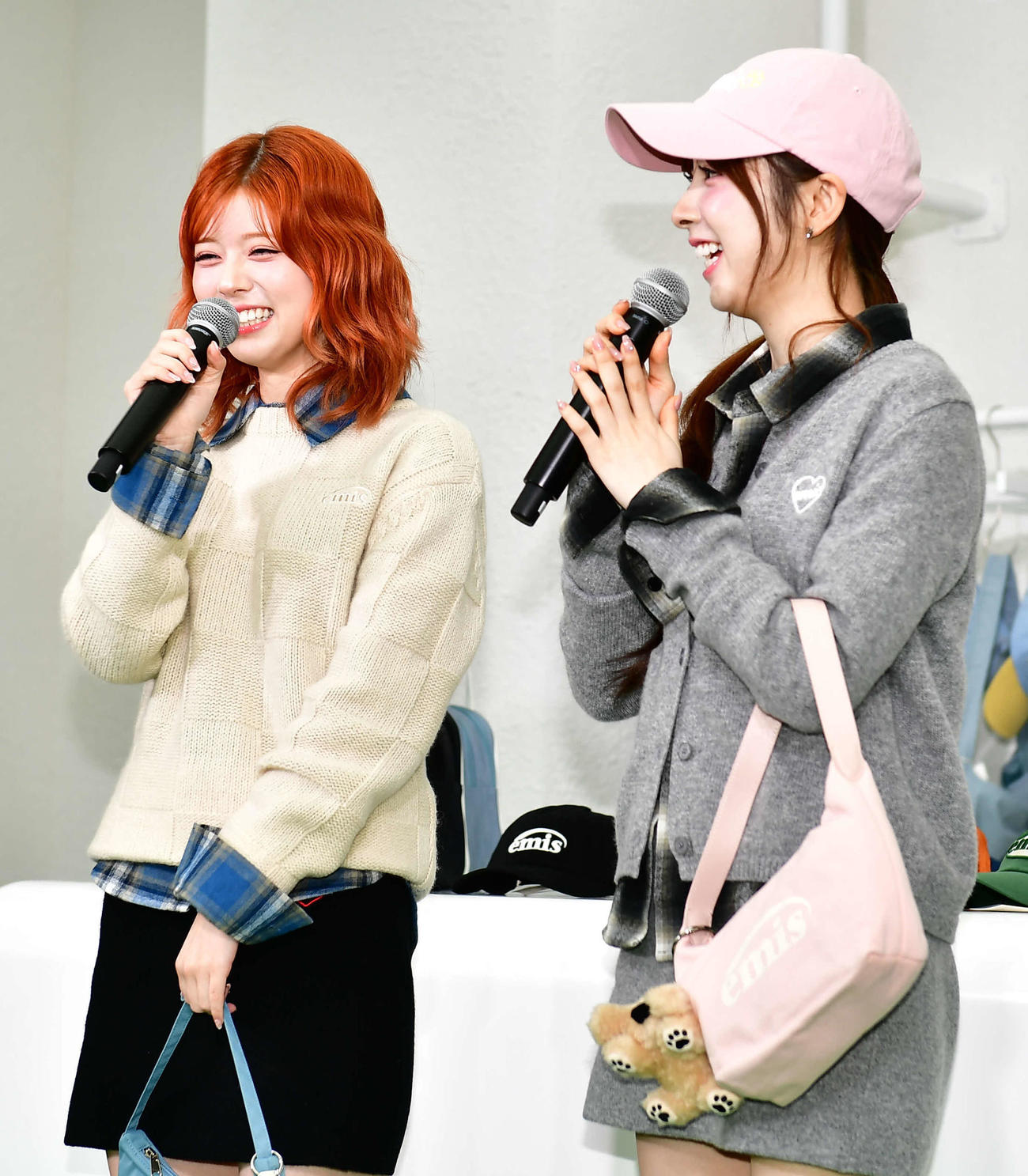「EMIS」フラッグシップストアオープニングイベントに出席したNiziUのRIKU（左）とMIIHI（撮影・松尾幸之介）