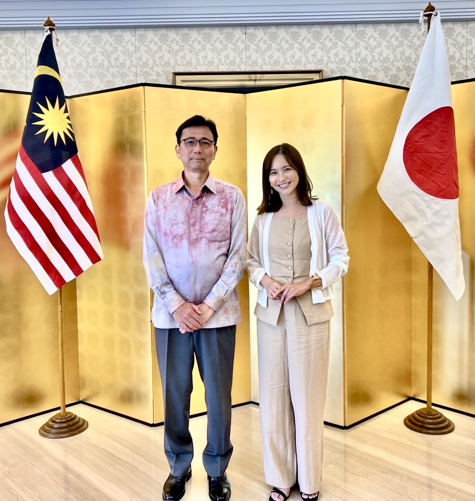 四方敬之駐マレーシア特命全権大使（左）と優木まおみ