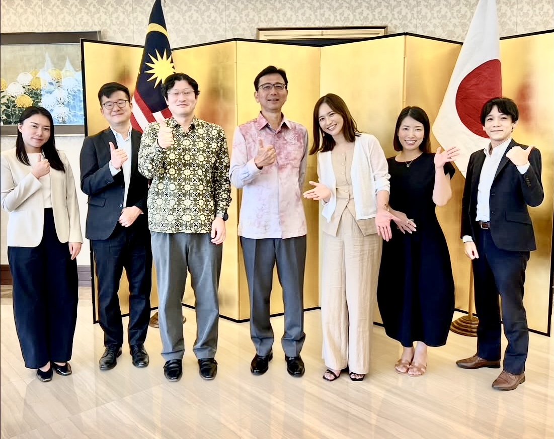 マレーシアの日本大使館のスタッフと記念撮影する優木まおみ（左から5人目）