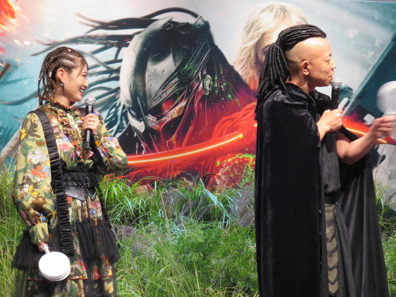 映画「プレデター：バッドランド」サバイバルイベントでドレッドヘアを披露した井上咲楽（左）とバイきんぐ小峠英二