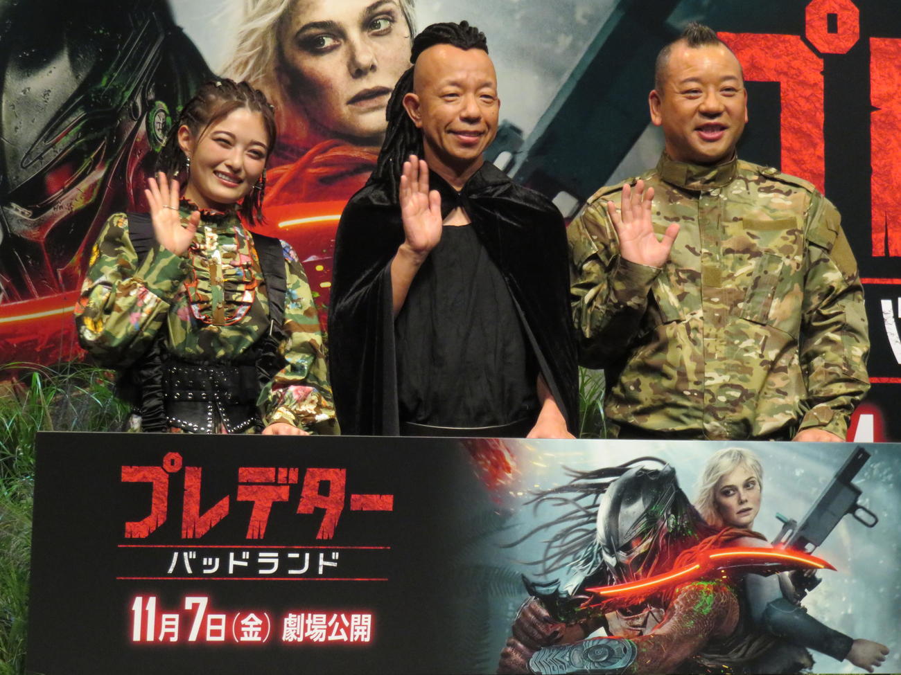 映画「プレデター：バッドランド」サバイバルイベントに登壇した、左から井上咲楽、バイきんぐの小峠英二、西村瑞樹